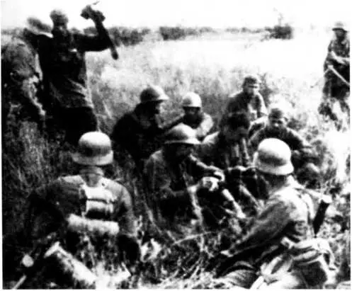 Русские военнопленные в необычных касках Сбор русского населения для - фото 13
