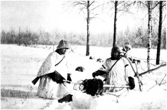 Наступление на Тихвин Солдаты 204го саперного батальона устанавливают - фото 35