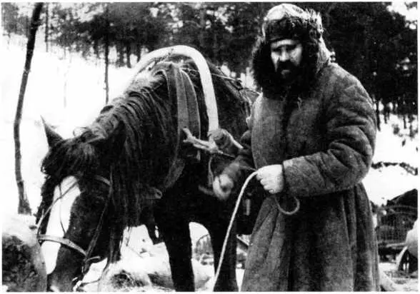 Русский крестьянин со своей лошадью Санный обоз Сбитый русский самол - фото 36