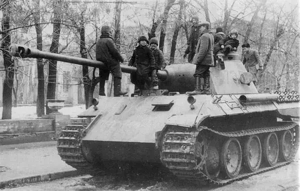 Танк варианта D брошенный немцами на улицах Харькова Осень 1943 года В - фото 49