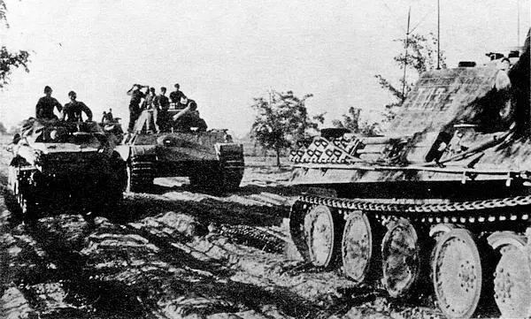 На переднем плане командирский танк SdKfz 267 сзади Пантера Ausf G и - фото 52
