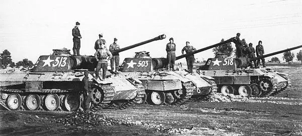 Пантеры Ausf А из роты гвардии лейтенанта Сотникова восточнее Праги Май - фото 60