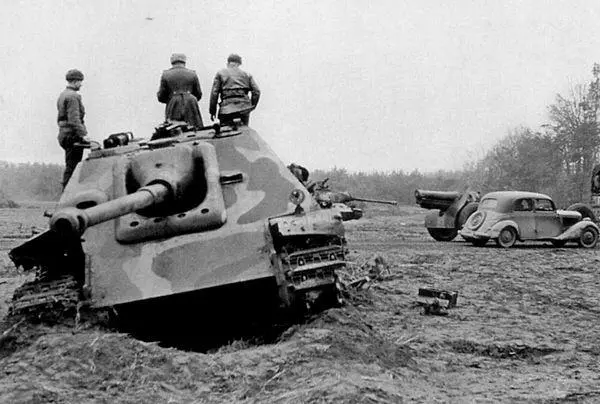 Ягдпантера позднего выпуска подбитая на подступах к Кёнигсбергу Весна 1945 - фото 65