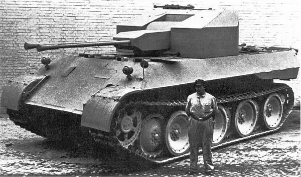 Шасси Пантеры Ausf D с установленным на нём деревянным макетом башни ЗСУ - фото 70