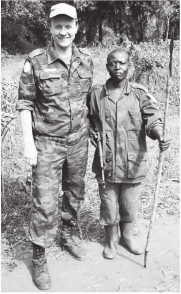 Подполковник Точигин с солдатом Конголезской армии FARDC Рядовой вооружён - фото 4