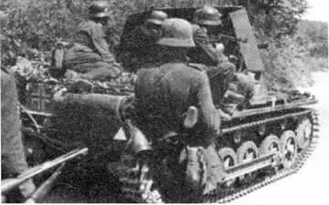 Немецкие пехотинцы продвигаются по дороге под прикрытием истребителя танков - фото 84