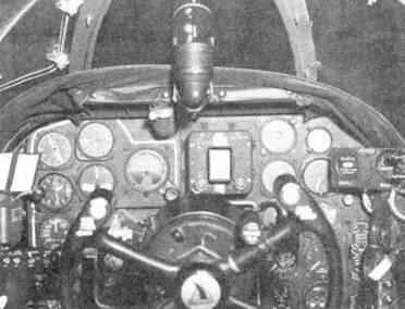 Приборная доски летчика истребителя P61В Небольшой прямоугольник в центре - фото 68