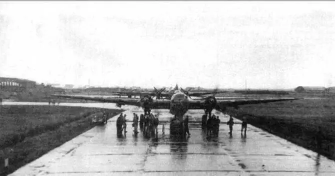 Самолеты Не 177А5 из IIKG 40 выруливают на старт БордоМериньяк 1944 год - фото 20