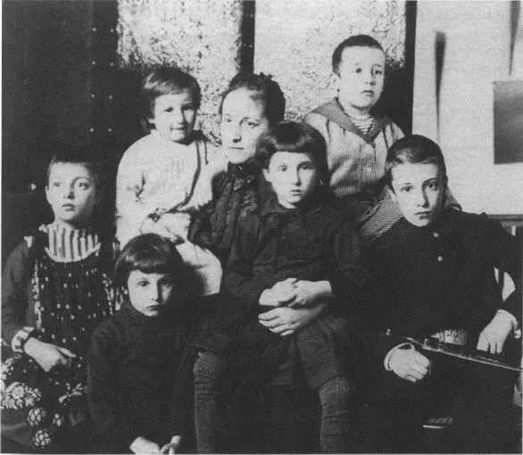 Е Н Лансере с детьми Слева на руках у матери Зина В гимназии В первом - фото 5