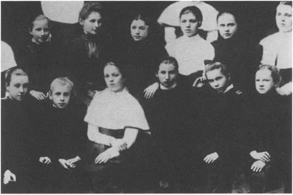 В гимназии В первом ряду третья справа Зина Лансере Конец 1890х гг В - фото 6