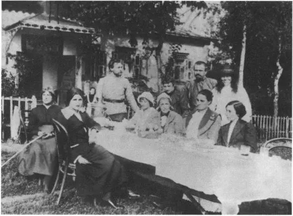 Семья на хуторе в Нескучном В центре в панаме З Е Серебрякова 1900е гг - фото 22