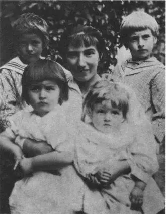 З Е Серебрякова с детьми в Нескучном 1914 г Б А Серебряков 1900е гг - фото 23