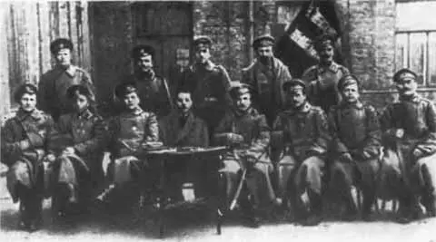 К Е Ворошилов среди членов полкового комитета Измайловского полка 1917 г - фото 15