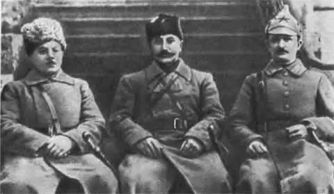 Реввоенсовет 1й Конной армии Слева направо К Е Ворошилов С М Буденный - фото 18