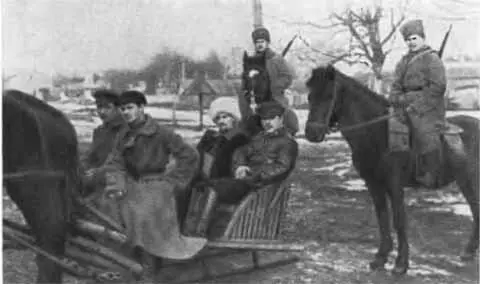 К Е Ворошилов и А И Седякин в дни ликвидации кронштадтского мятежа 1921 г - фото 20