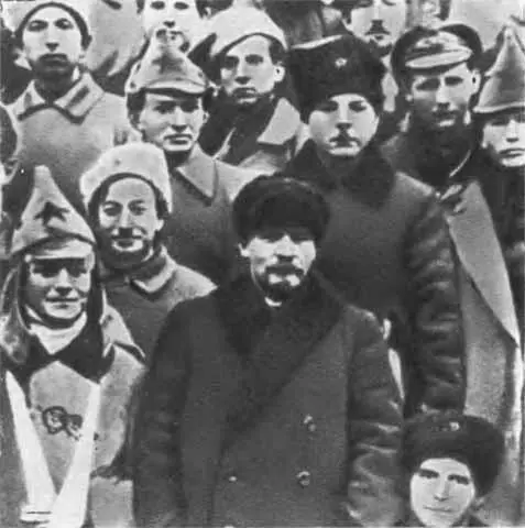 В И Ленин и К Е Ворошилов среди делегатов X съезда РКПб участников - фото 21
