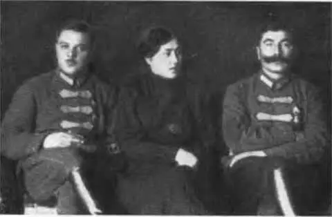 К Е Ворошилов Е Д Ворошилова С М Буденный РостовнаДону 1922 г К - фото 23