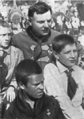 К Е Ворошилов среди пионеров 1925 г К Е Ворошилов с детьми М В Фрунзе - фото 24