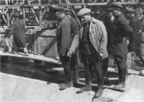 К Е Ворошилов на Магнитострое 1931 г К Е Ворошилов и А И Егоров на - фото 29