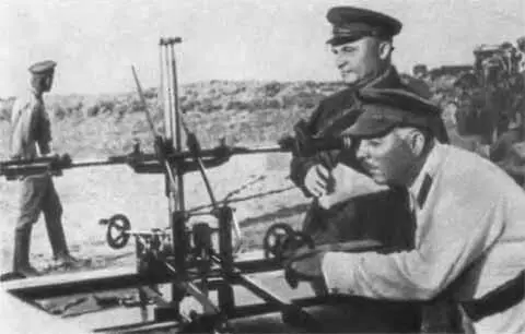 К Е Ворошилов и А И Егоров на береговой артиллерийской батарее 1932 г К - фото 30