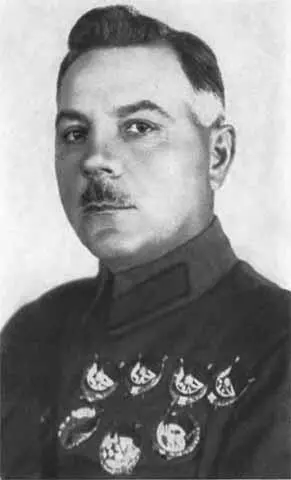 К Е Ворошилов Октябрь 1933 г К Е Ворошилов и С Орджоникидзе на - фото 31