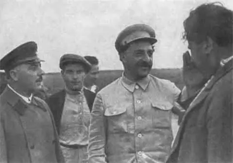 К Е Ворошилов и С Орджоникидзе на Центральном аэродроме 1935 г К Е - фото 32