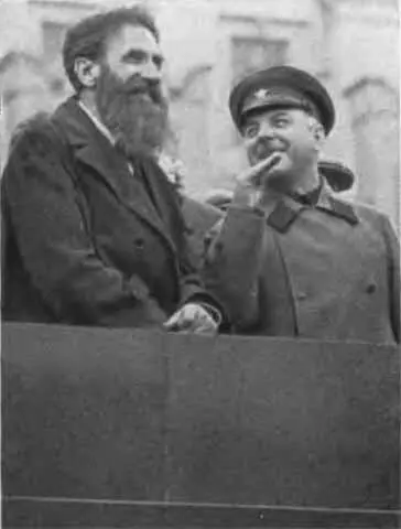 К Е Ворошилов и О Ю Шмидт на трибуне Мавзолея 1934 г К Е Ворошилов - фото 33