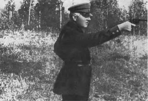 К Е Ворошилов стреляет из нагана 1931 г К Е Ворошилов на маневрах БВО - фото 34