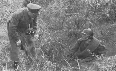 К Е Ворошилов на маневрах БВО беседует с бойцом 1936 г Мишень по которой - фото 35