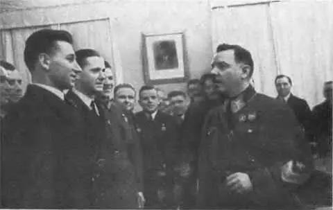К Е Ворошилов принимает рабочих в Наркомате обороны 1936 г К Е Ворошилов - фото 39