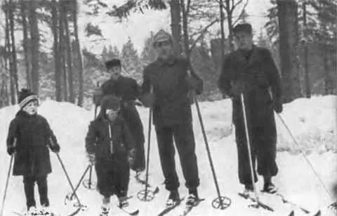 К Е Ворошилов на лыжной прогулке К Е Ворошилов М И Калинин А А - фото 41