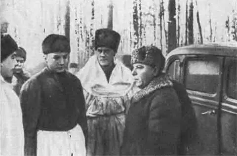 К Е Ворошилов и командир стрелкового полка Агафонов с группой бойцов - фото 44