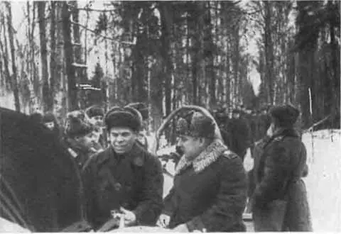 К Е Ворошилов на одном из участков Ленинградского фронта К Е Ворошилов - фото 45