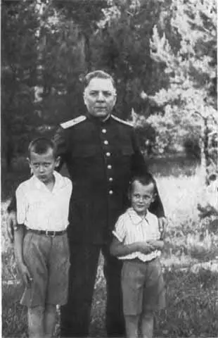 К Е Ворошилов с внуками Климом и Володей К Е Ворошилов 1956 г На - фото 49