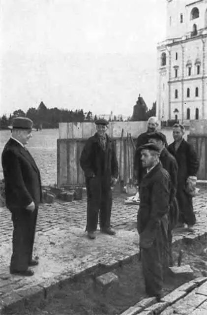 К Е Ворошилов беседует с рабочими ремонтирующими мостовую в Кремле 4 - фото 53