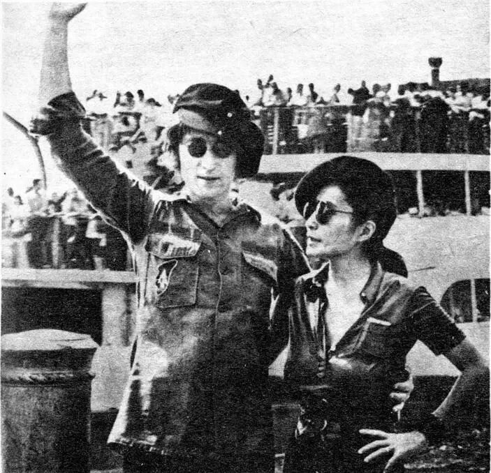 Power To The People 1971 Джон Леннон и Йоко Оно в военной униформе Левой - фото 38