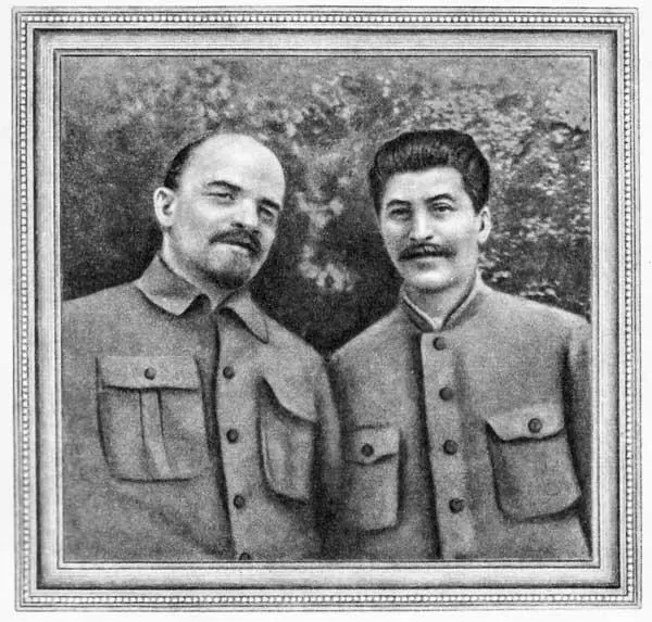 22 В И Ленин и И В Сталин в Горках в 1922 году И вдруг встречаем мы - фото 24
