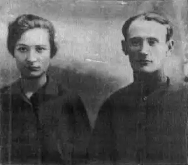 Мои родители Арфик и Нерсес 1923 г Трое братьев слева направо отец - фото 17