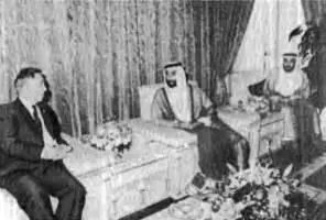 Прием у шейха Заида Нахайяна президента ОАЭ Рядом с ним наследник шейх - фото 67