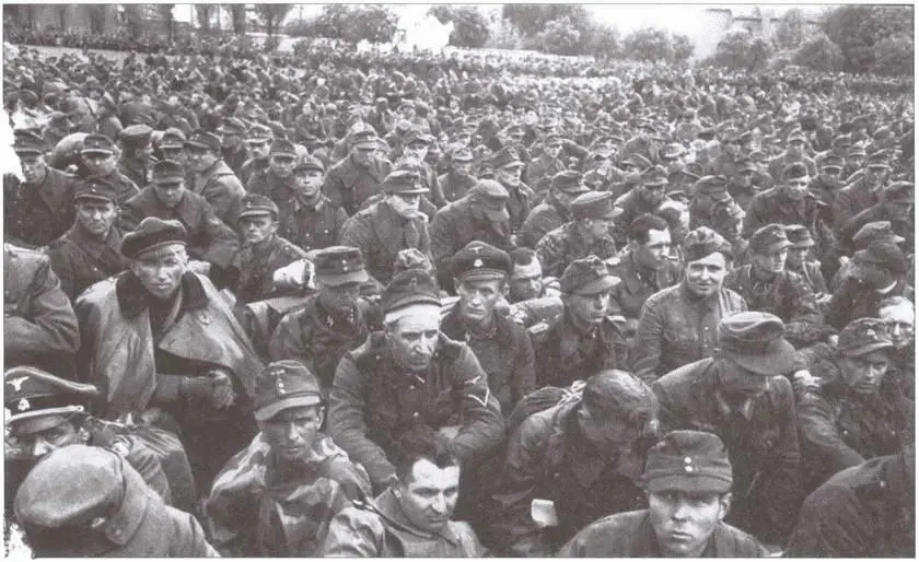 Немецкие военнопленные Штедаль май 1945 г Один из солдат с забинтованной - фото 43