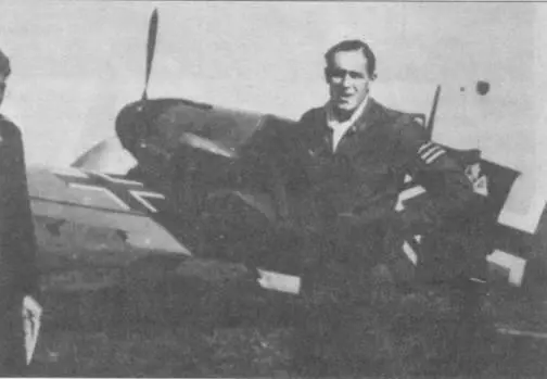 Командир авиаполка Ханнес Траутлофт на фоне своего Me J09G Россия 1943 год - фото 26