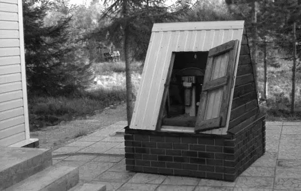 Рис 430 Окончательный вид колодца с установленной насосной станцией Для - фото 164
