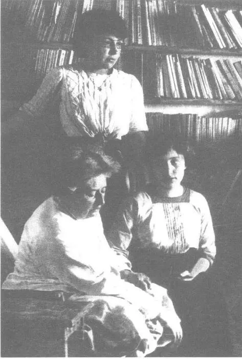 Елена Оттобальдовна Волошина Пра Марина и Ася в волошинском доме 1911 г С - фото 38