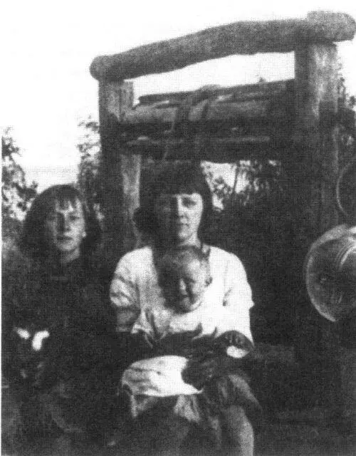 Майя Кювилье и Марина Цветаева с Алей Коктебель 1913 г Задор шутка - фото 56