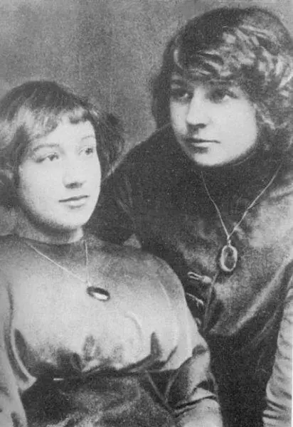 Анастасия и Марина Цветаевы 1911 г Увы теперь уже нельзя узнать достоверно - фото 65