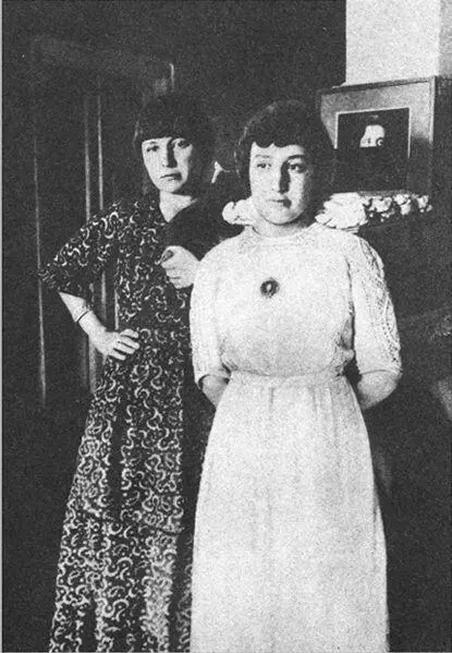 Марина и Анастасия Цветаевы Феодосия 1914 г Марина подогревает ее страсть и - фото 68