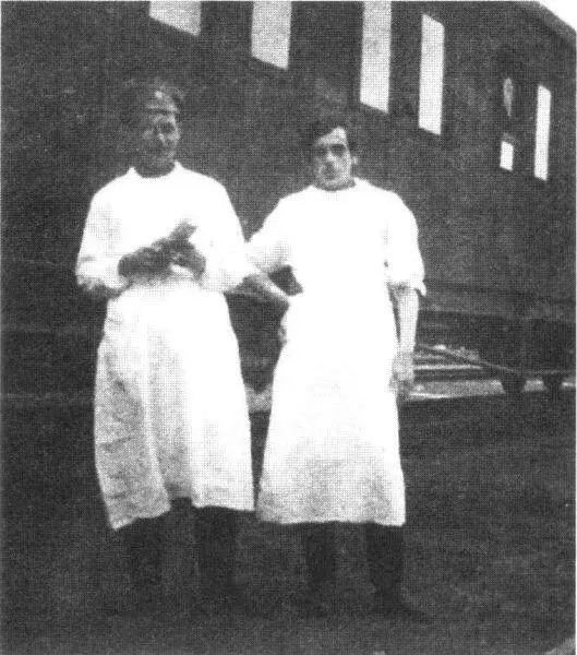 Сергей Эфрон медбрат в санитарном поезде 1915 г Глядя на сестру Сергей - фото 77