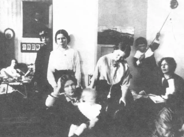 В доме Жуковских В глубине Н А Бердяев У притолоки Марина Цветаева - фото 85