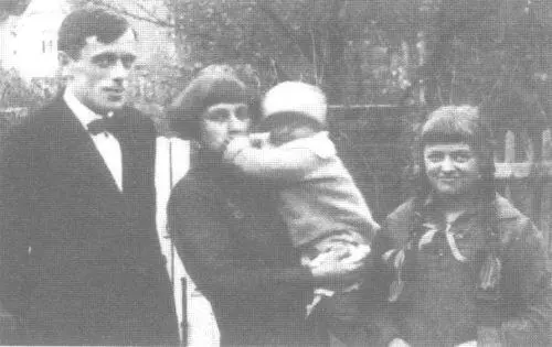 Сергей Эфрон Марина Цветаева с Муром на руках и Аля Вшеноры Чехия 1925 г - фото 34