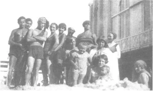 Евразийское лето в Понтайяке 1928 г Слева направо стоят Л Б Савинков - фото 50
